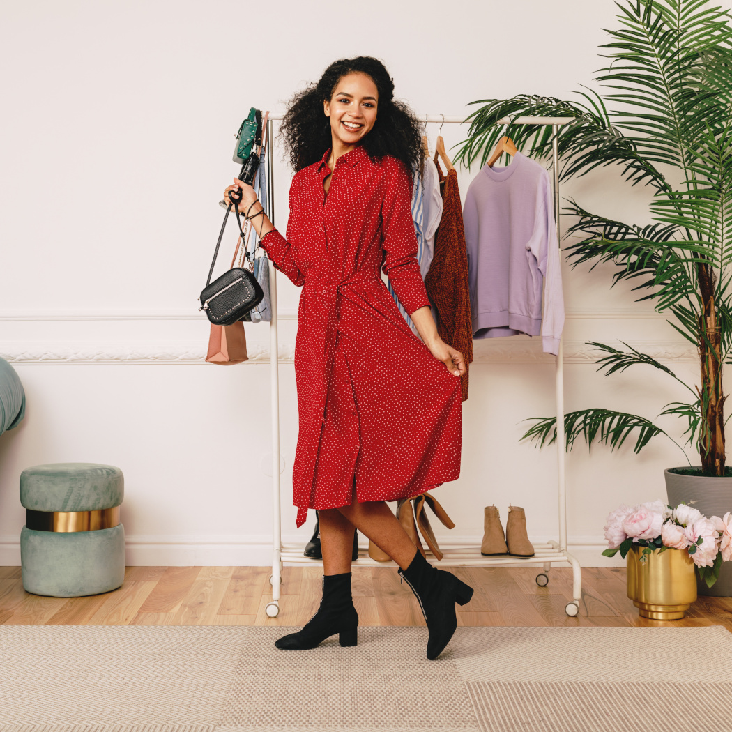 Czerwona sukienka w stylizacjach, które nie wychodzą z mody: na wesele, do biura, na co dzień